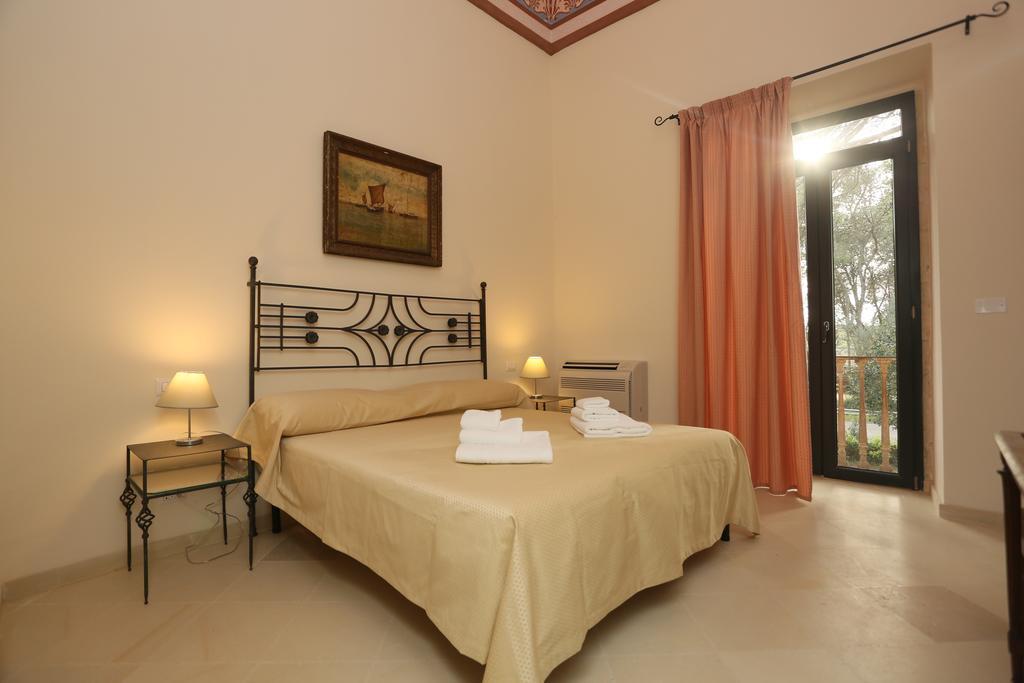 Villa Lucrezio Resort Cutrofiano Camera foto